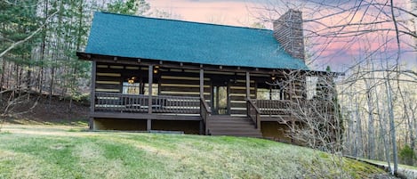 Welcome to your peaceful Oasis! Enjoy mountain views with sunsets in the distance as you sit on the front porch of your own private cabin!