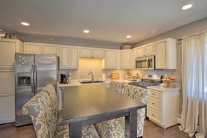 Dining Area & Kitchen | Dishware & Flatware Provided