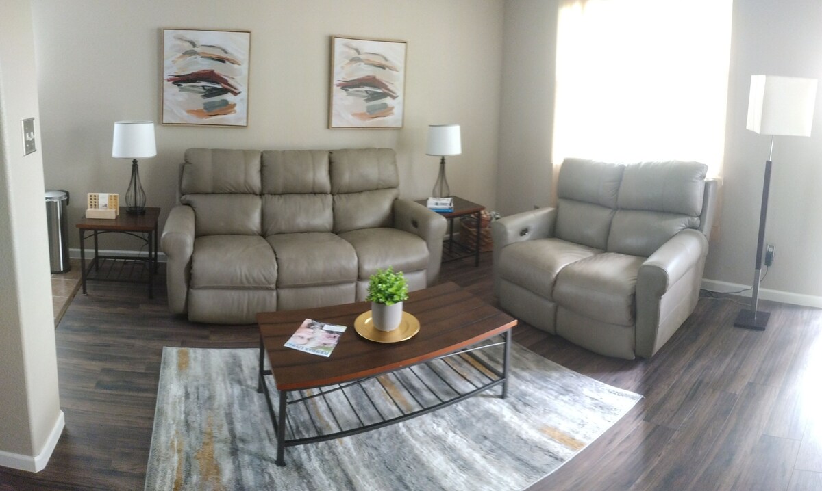 10 mins to Typhoon Texas! Comfy Katy 4 Bedroom, Family Friendly