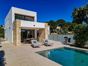 Belle villa avec piscine, terrasse et jardin. 