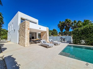 Belle villa avec piscine, terrasse et jardin. 