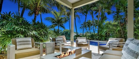 Outdoor lounge area with Firepit