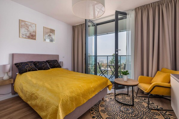 Relax in the stylish living area with a comfortable bed and atmospheric decor.