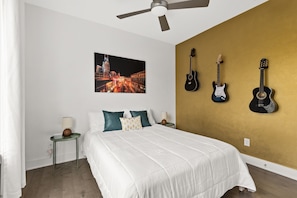 Queen bedroom on the 1st floor