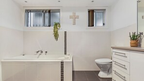 150South | Bathroom | Bath tub