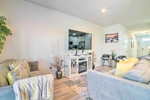 Living Room | Sleeper Sofa | Free WiFi | Smart TV