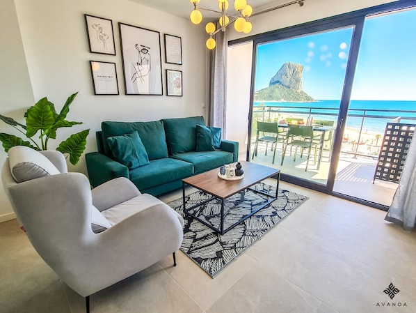 Wohn-Esszimmer mit beeindruckendem Blick auf das Meer.