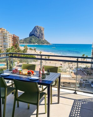 Blick von der Terrasse auf den Strand und den Peñon de Ifach.