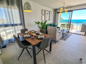 Salon-salle à manger avec une vue impressionnante sur la mer.