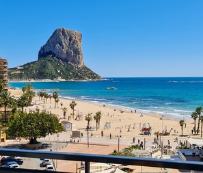 Blick von der Terrasse auf den Strand und den Peñon de Ifach.