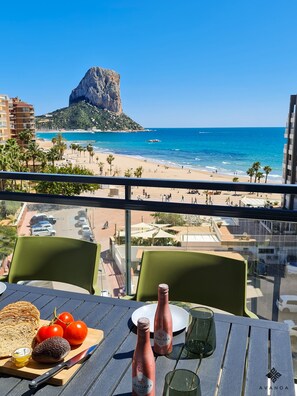 Blick von der Terrasse auf den Strand und den Peñon de Ifach.