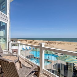 Mid-Level Deck with Seating