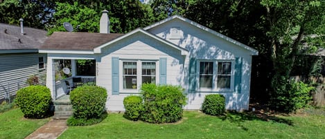 Front of House - Stay at this adorable house!