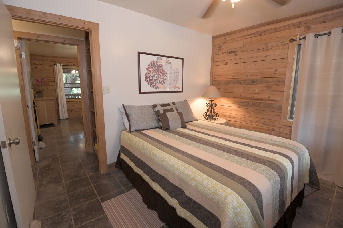 Creekside Cabin near Lost Maples State Park