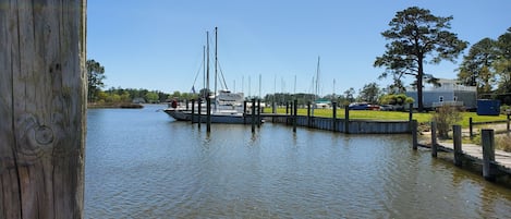 Coffee Creek leads right to the prime sailing waters of Broad Creek
