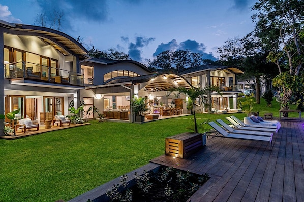 Promiseas Villa: Jamaican paradise awaits.