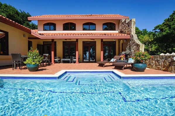 Chula Vista, 3 bedroom villa in west Bay with private pool and ocean views