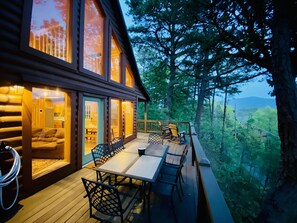 Enjoy outdoor meals with your family!