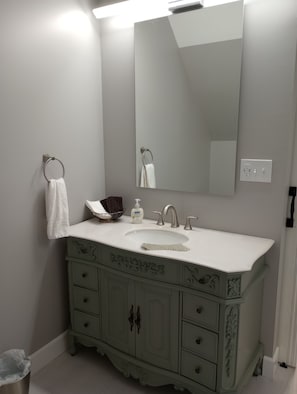 Bath vanity