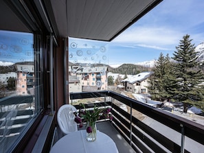 Himmel, Gebäude, Fenster, Wolke, Tabelle, Die Architektur, Baum, Schatten, Pflanze, Haus