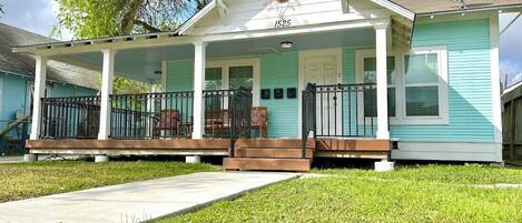 Book Sunny Bungalow # 1 for your next trip to Corpus Christi, TX. The Bungalow is a duplex home with two separate homes on each side. Duplex # 1 is what you will be booking and is perfect for a family of 4 who wants to be in the heart of the city 