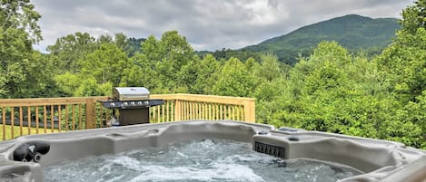 Waynesville Vacation Rental | 3BR | 2BA | 1,600 Sq Ft | 1 Step to Enter