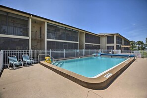 Pool | Open Year-Round | Depth (3' - 6')