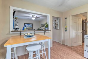 Dining Area | Dishware & Flatware Provided