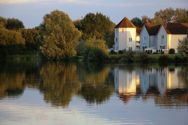 Grey Heron lodge sits on the banks of Windrush Lake