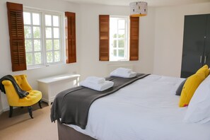 Master bedroom with en-suite bathroom and lake view