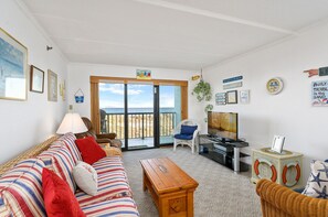 Beautiful Natural Lighting and Beach Front views!