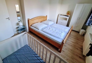 Schlafzimmer 1 mit Babybett