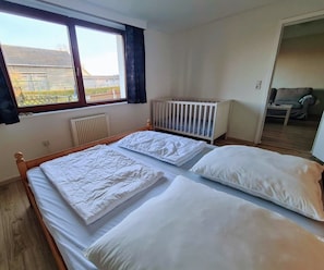 Schlafzimmer 1 mit Babybett