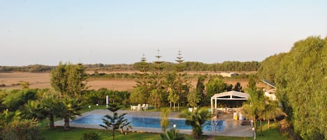 La piscine vue de la terrasse d'en haut