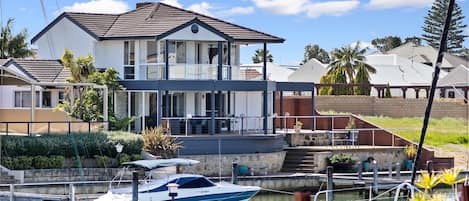 Escape to Cambria Island, a charming canal front home in Port Mandurah designed for easy living and outdoor fun.