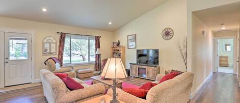 Redmond Vacation Rental | 4BR | 2.5BA | 2,270 Sq Ft | 1 Step to Enter