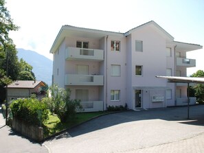 Gebäude, Himmel, Eigentum, Pflanze, Fenster, Haus, Tür, Baum, Grundstueck