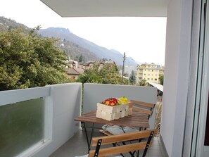 Himmel, Eigentum, Gebäude, Tabelle, Fenster, Holz, Interior Design, Schatten, Fussboden, Gartenmöbel