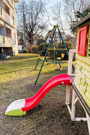 Spielplatz Rutsche, Spielmittel, Rutsche, Spielplatz, Freizeit, Kind, Abspielen, Park