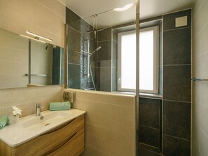 Espejo, Grifo, Propiedad, Arreglo De Tubería, Lavabo, Baño, Ventana, Diseño De Interiores, Lavabo Del Baño, Madera