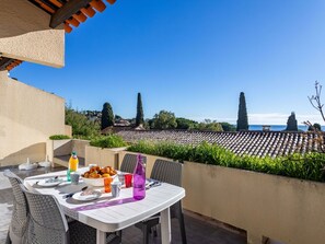 Ciel, Table, Propriété, Meubles, Plante, Bleu Azur, Chaise, Vaisselle, Architecture, Mobilier De Jardin