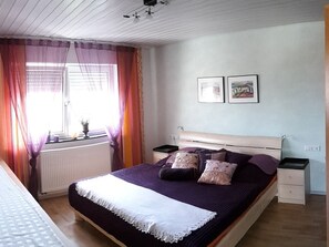 Ferienwohnung, 75 qm, 2 Schlafzimmer,  max. 4 Personen-Städtle-Blick