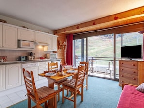 Meubles, Propriété, Cabinetry, Table, Cuisine, Comptoir, Bois, Fenêtre, Chaise, Design Intérieur