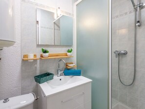 Luminaire Plomberie, Robinet, Évier, Propriété, Miroir, Bâtiment, Produit, Salle De Bains, Armoire De Toilette, Violet
