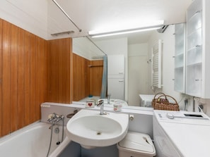 Mirror, Tap, Plumbing Fixture, Sink, Property, Bathroom Sink, Bathroom, Interior Design, Building