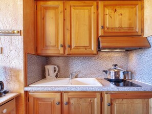 Brown, Cabinetry, Countertop, Kitchen Sink, Property, Sink, Furniture, White, Kitchen, Blue