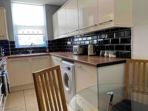Fully equipped with modern appliances, including a stove, oven, fridge & freezer, and microwave. Spoons, plates, pots, and utensils are provided, so you can easily prepare your meals. Everything you need for a comfortable, home-like experience. You can also enjoy the convenience of a dining area for meals.