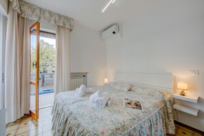 Bedroom with double bed and access to the balcony