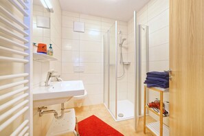 Ferienwohnung II im Nebenhaus, 55 qm mit separatem Schlafzimmer, Südbalkon-Badezimmer Dusche/WC