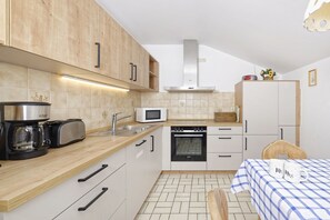 Ferienwohnung II im Nebenhaus, 55 qm mit separatem Schlafzimmer, Südbalkon-Küche